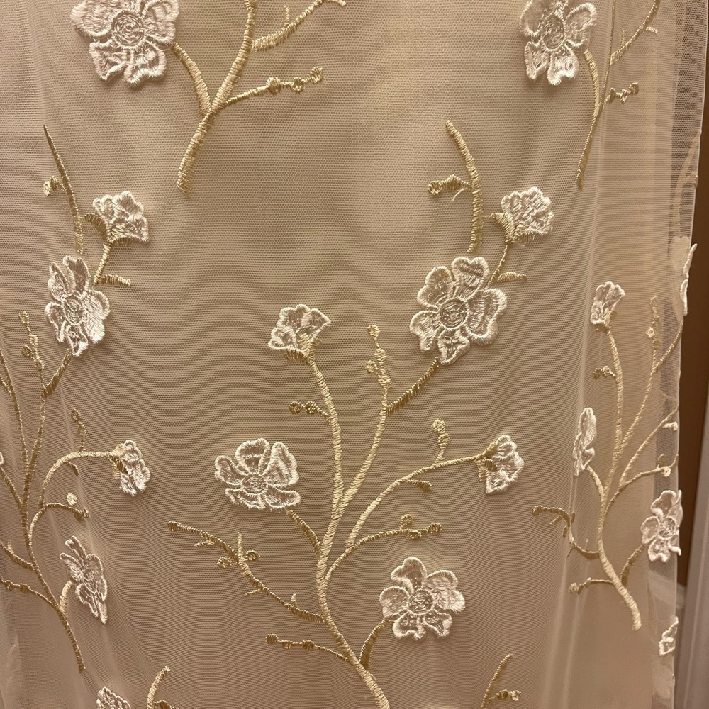 🎉HP🎉Escada Skirt Lace Flower Appliqué on Cream Tulle Size 34 EU, Size 2 US